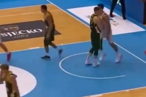 古典中鋒！名場面：祖巴茨國際賽場生鑿字母哥！